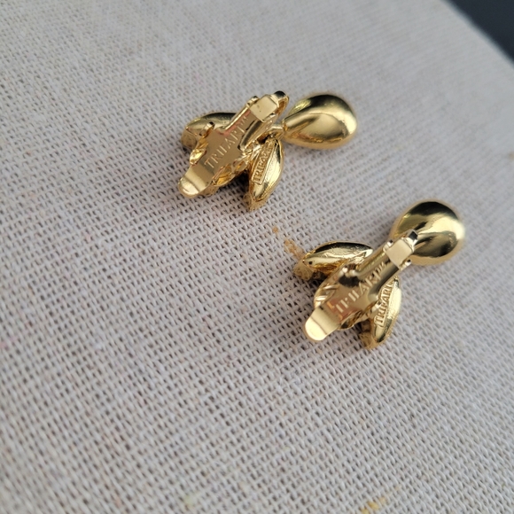 VINTAGE trifari clip on earrings - Picture 3 of 4